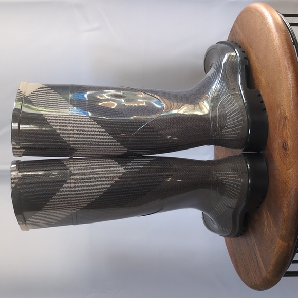 Burberry Large Chec Rain Boots, worn once. Made in Italy - size 38.  Size 8 U.S. - Picture 5 of 7